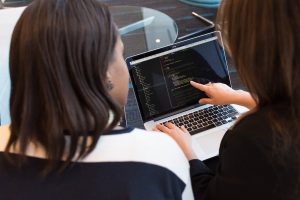 women learning programming
